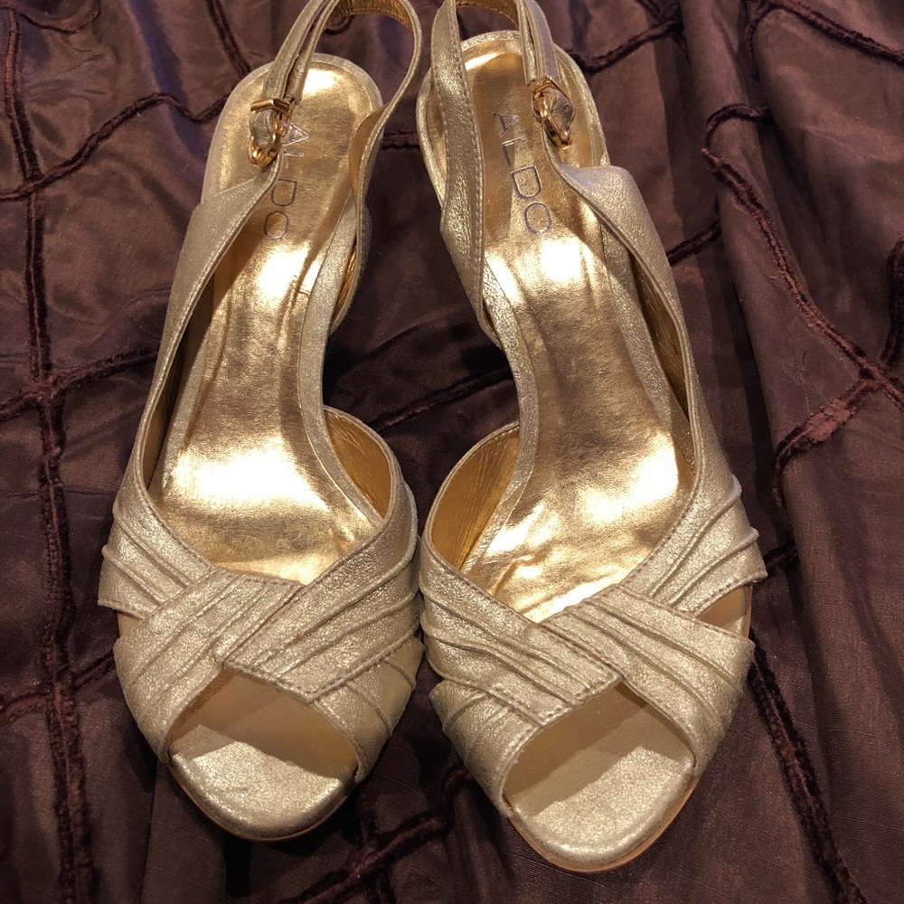Like new ALDO Gold Heels size 8 - Picture 2 of 3